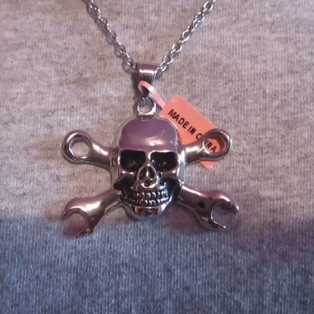 Crossbone Skeleton Men Pendant 20 in Chain